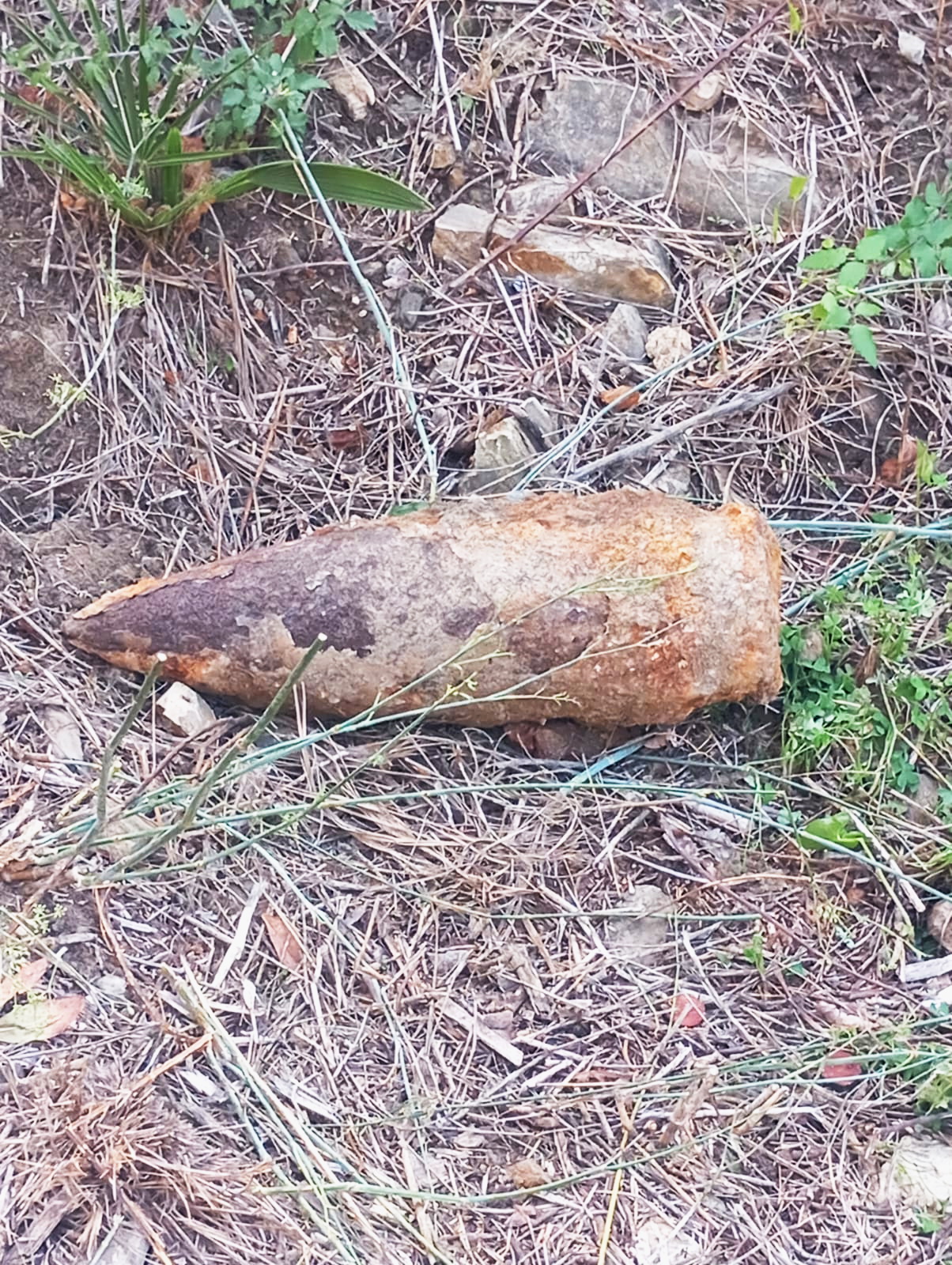 Un vecino de Pago de Guerra encuentra un proyectil sin detonar que los TEDAX han trasladado a Granada